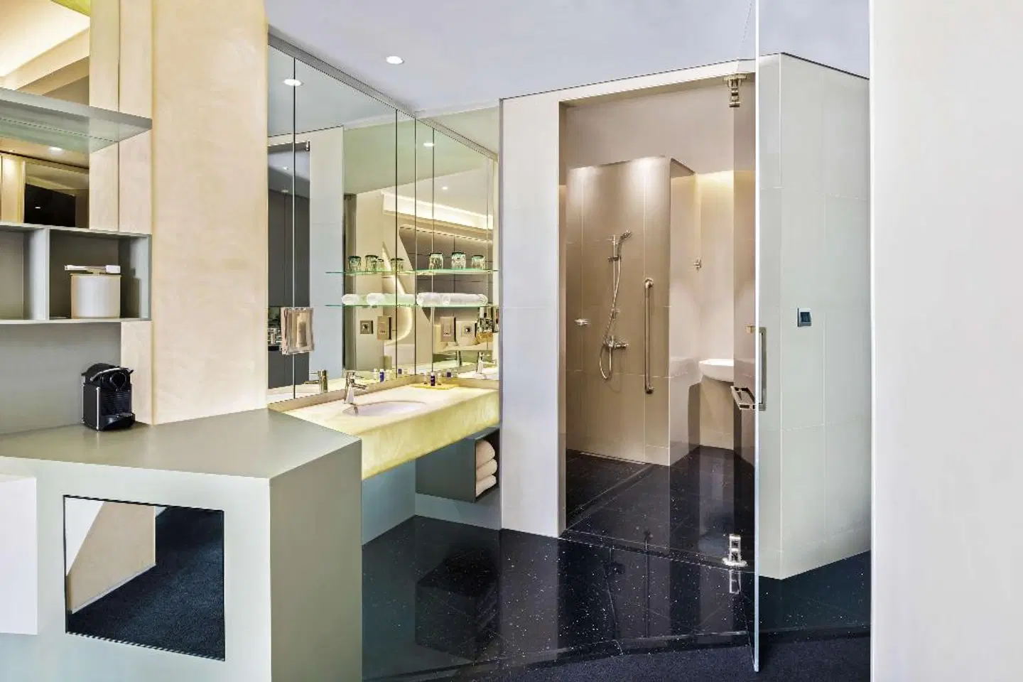 V Hotel Dubai, Curio Collection by Hilton Badezimmer