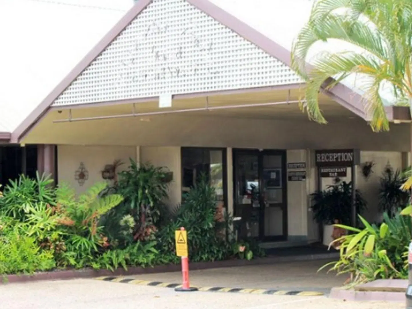 Glenmore Palms Motel EXTERIOR
