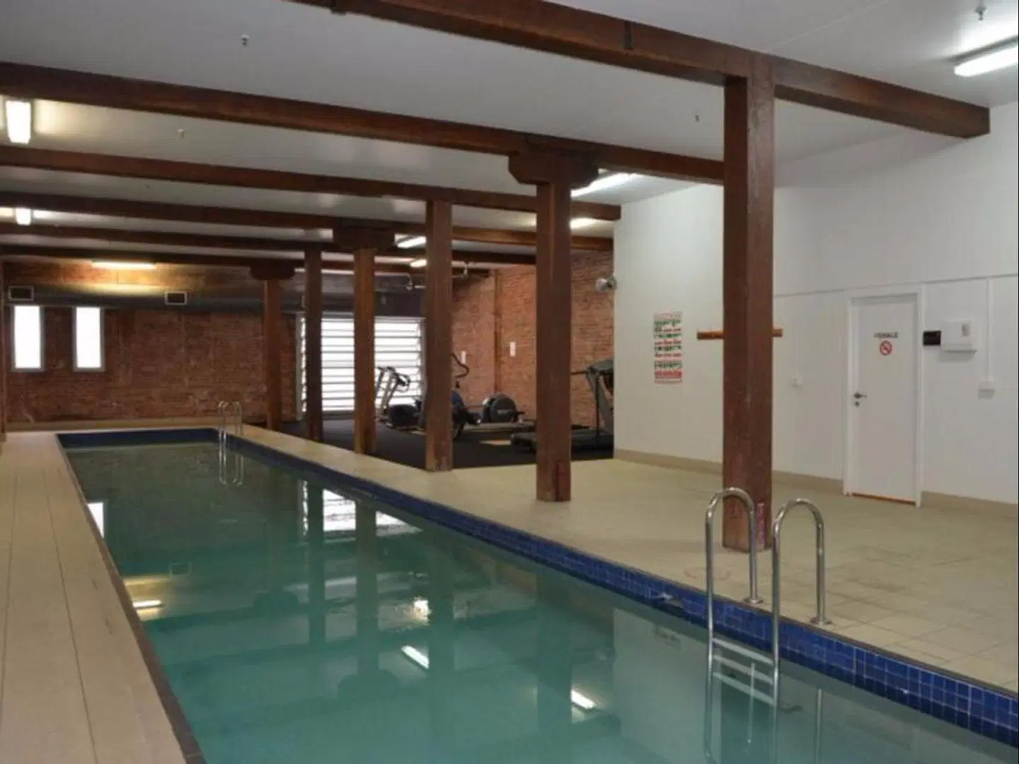 Frisco Serviced Apartments Hallenbad