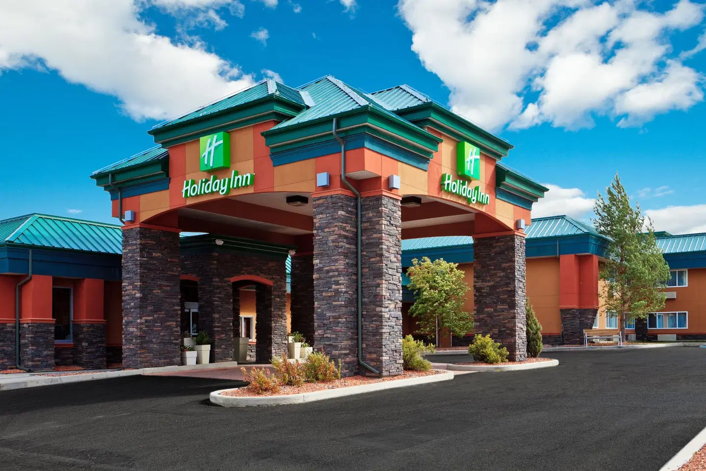 Holiday Inn Hinton EXTERIOR