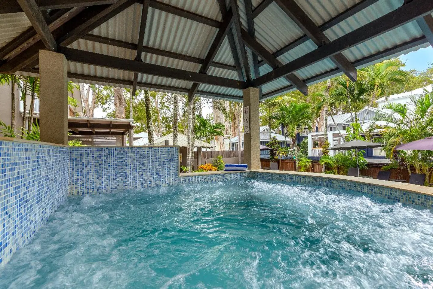 Paradise On The Beach Resort Hallenbad