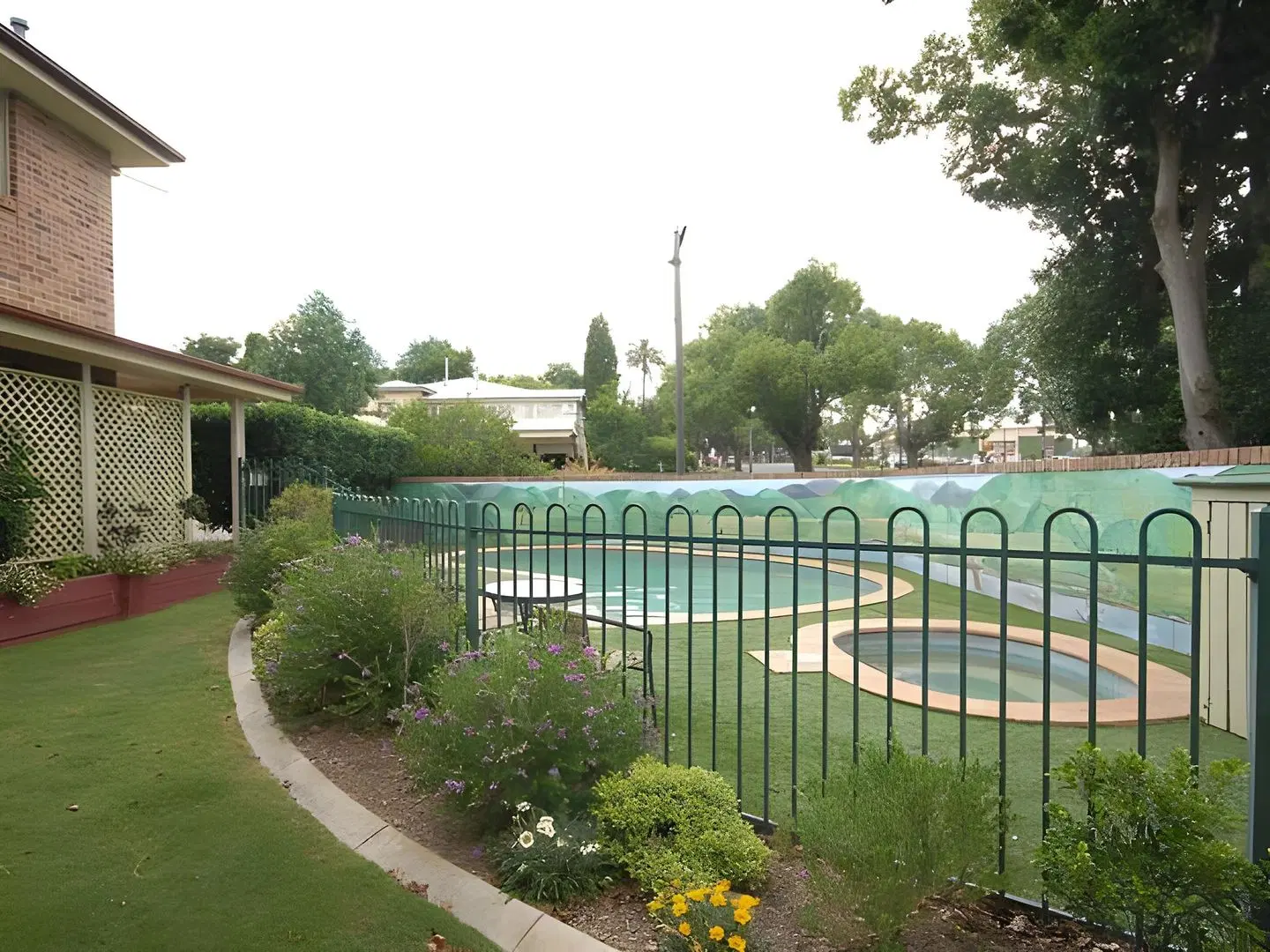 Country Gardens Motor Inn Garten