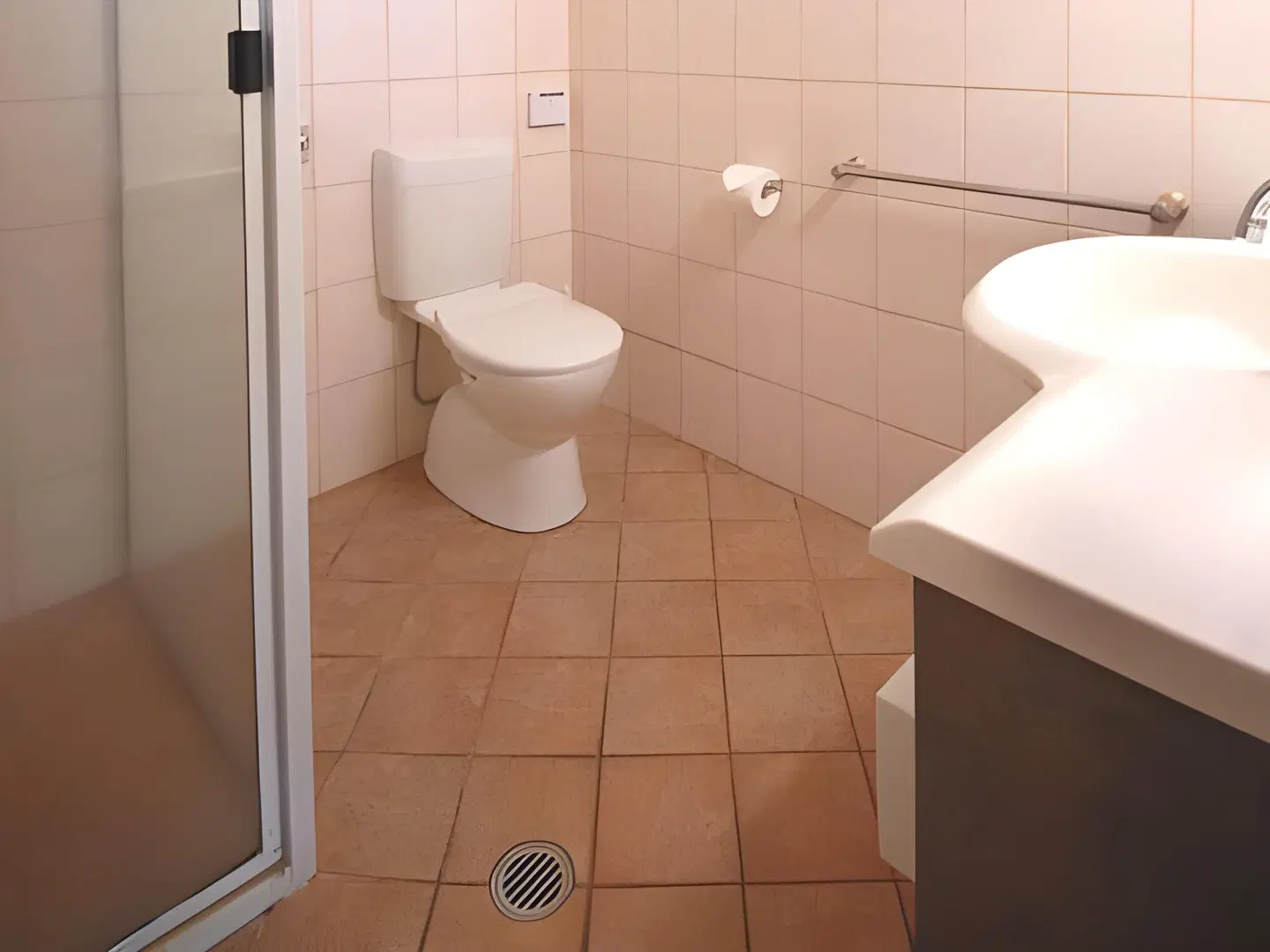 Country Gardens Motor Inn Badezimmer