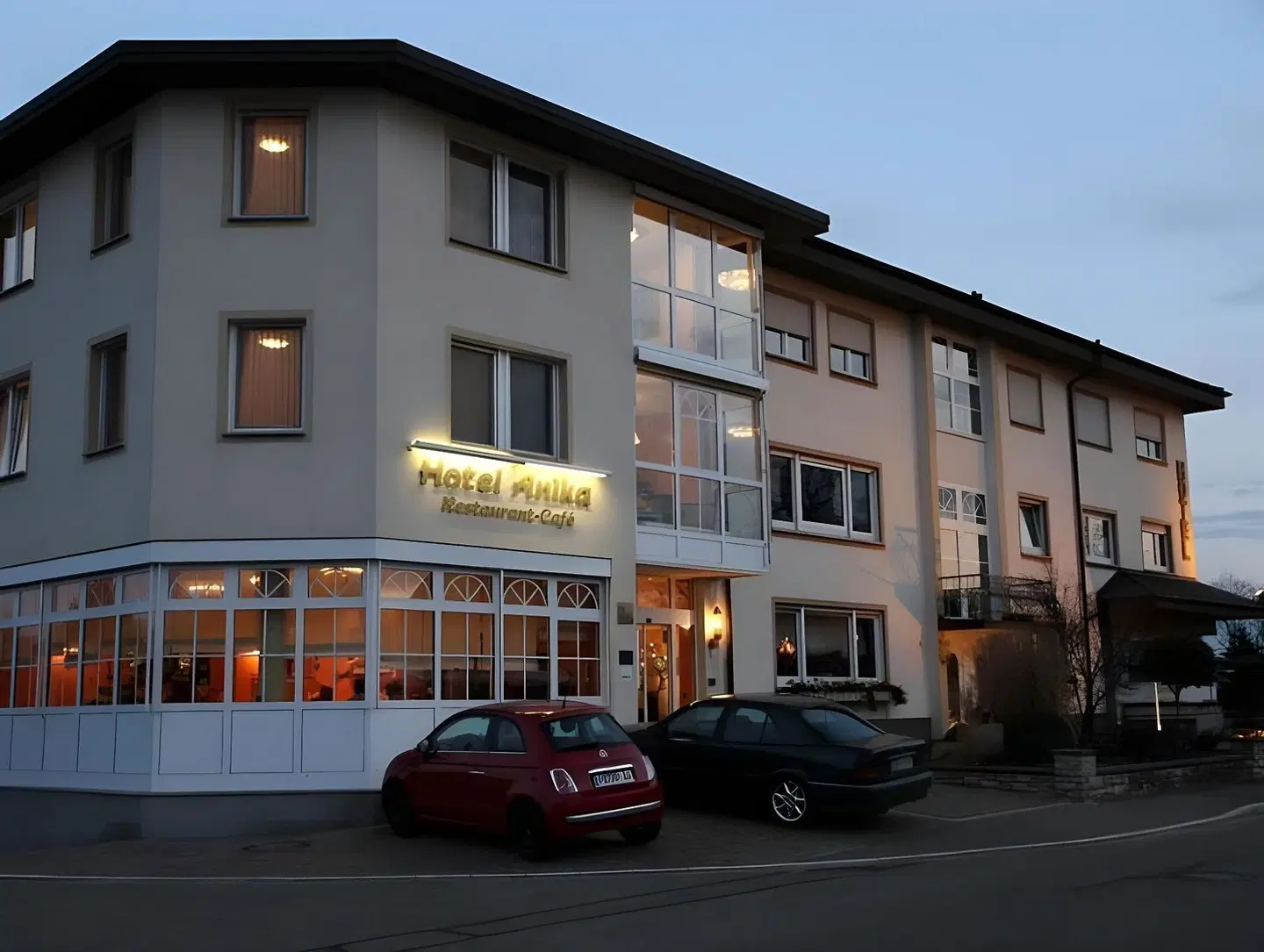 Anika EXTERIOR