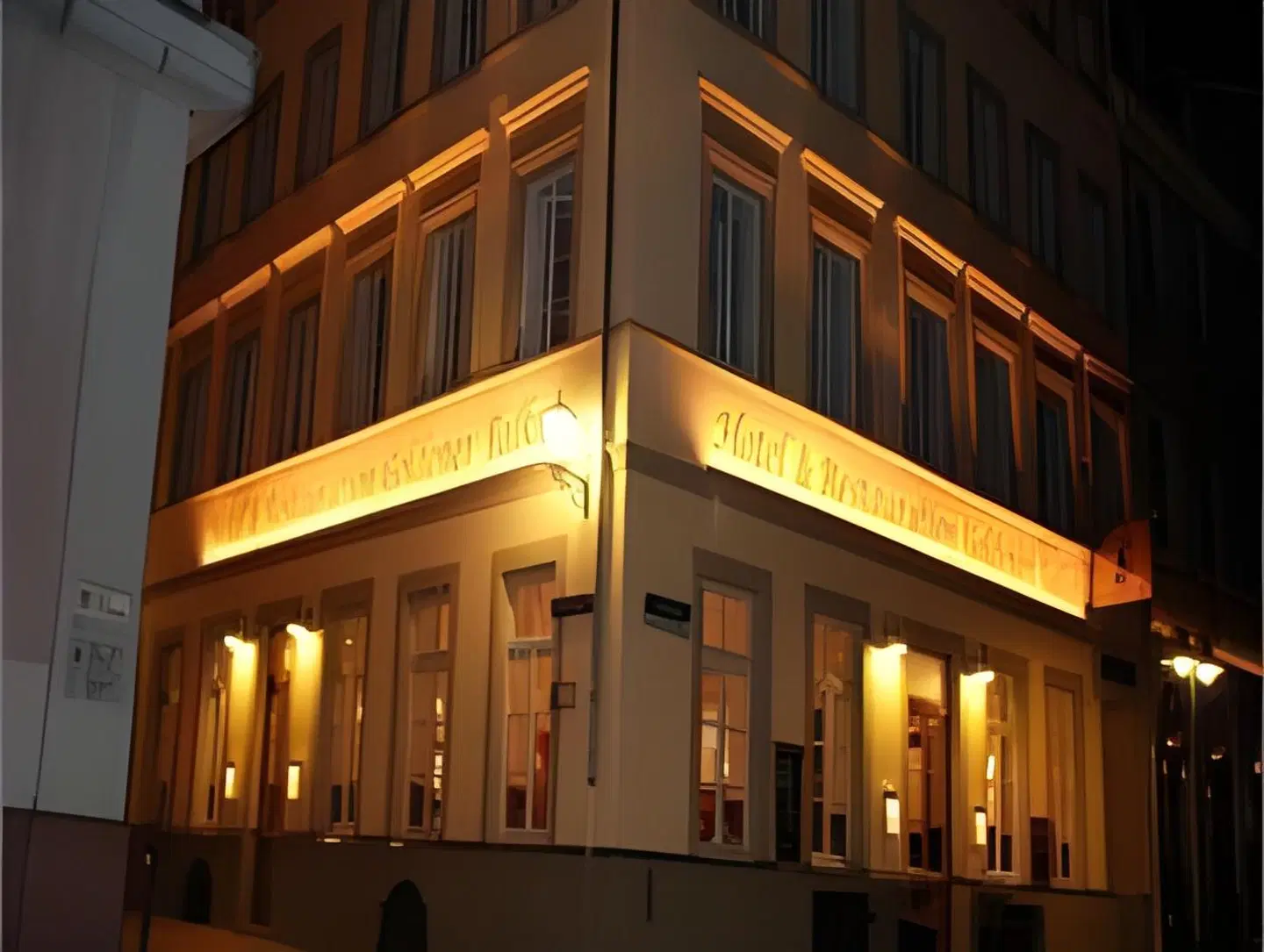 Goldener Falke EXTERIOR