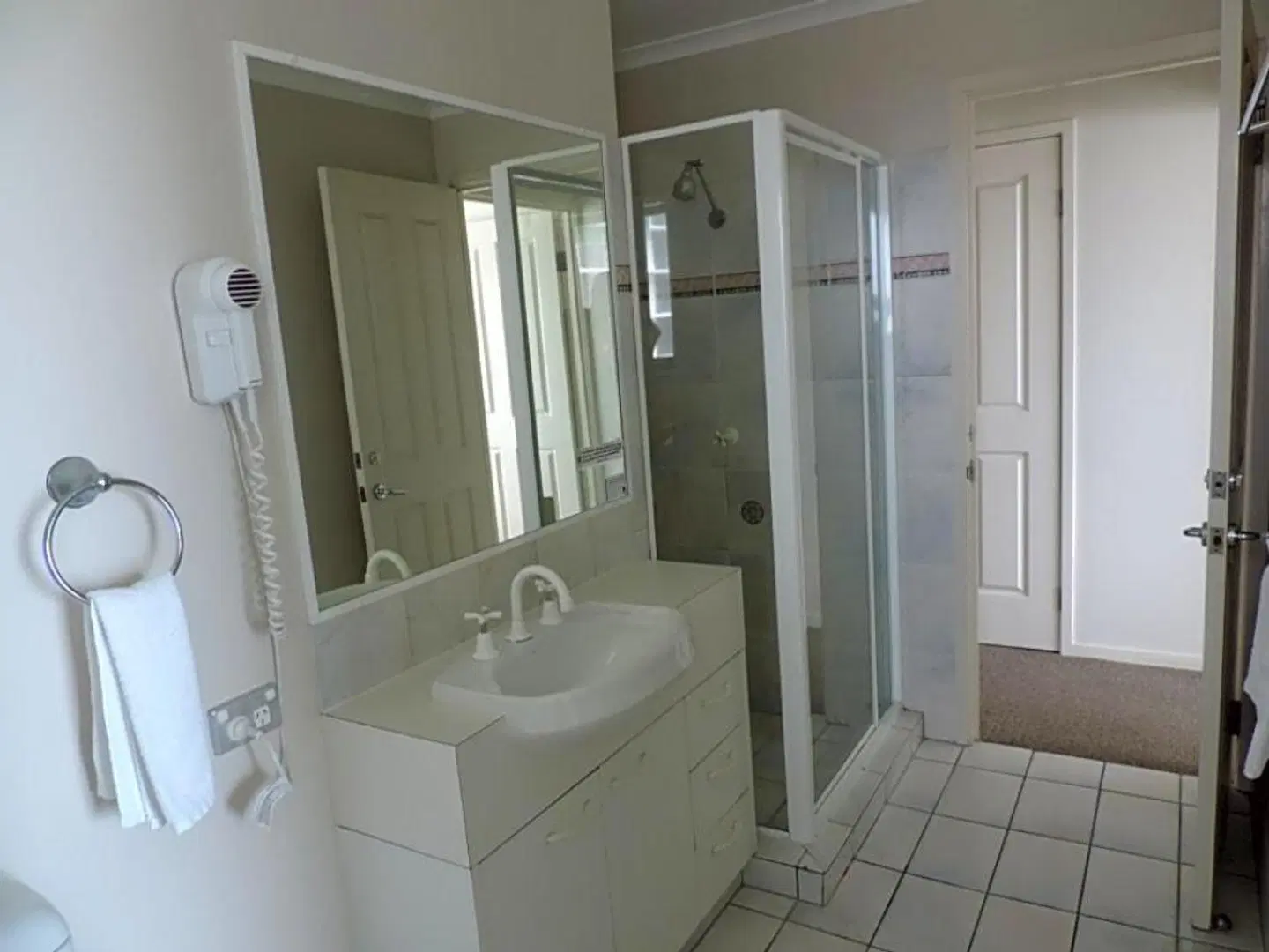 Emerald Sands Apartments Badezimmer