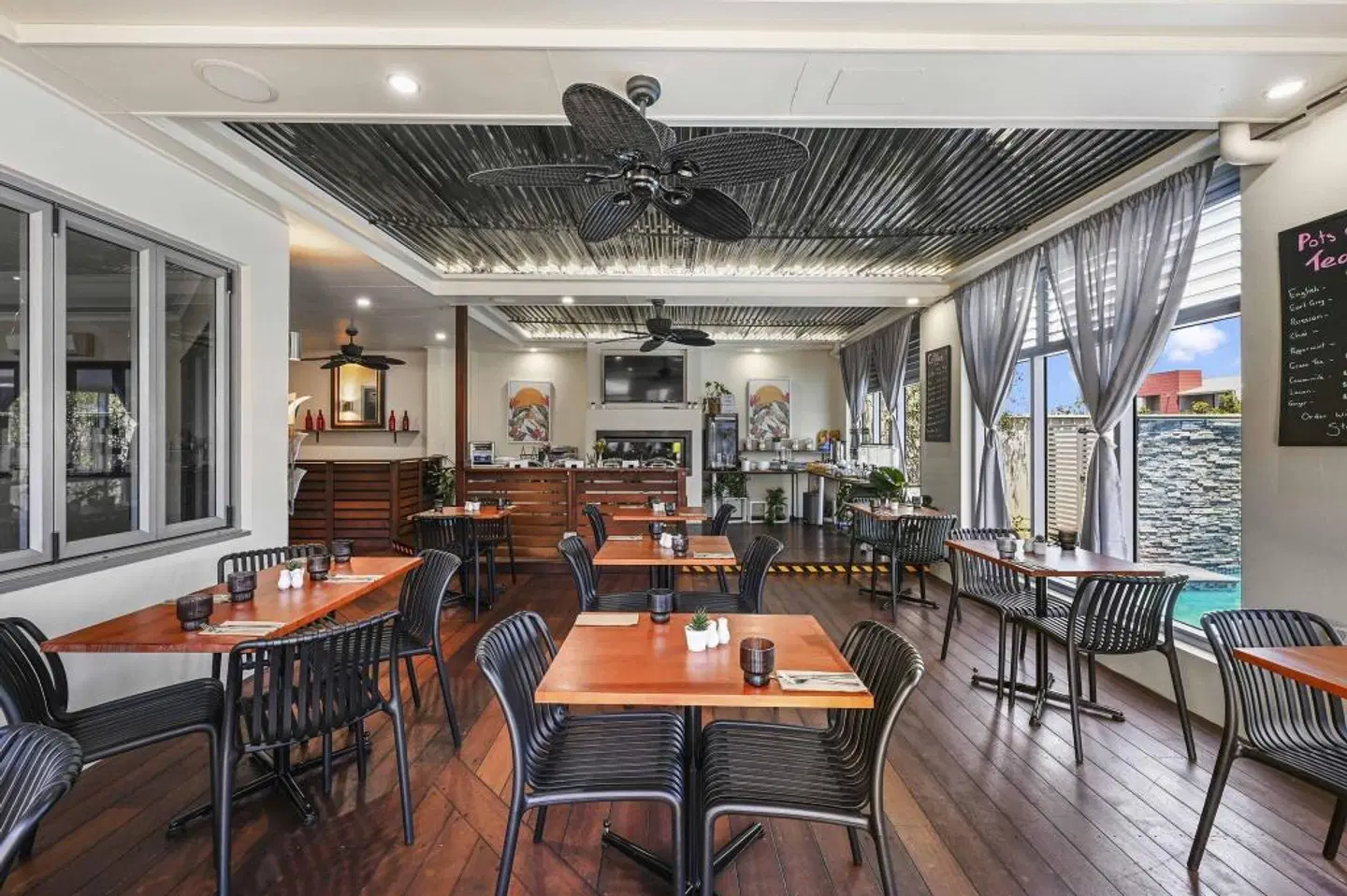 Quality Hotel Platinum International Bar