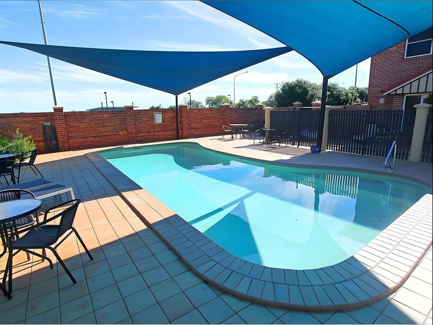 Cotswold Motor Inn OUTDOOR_POOL