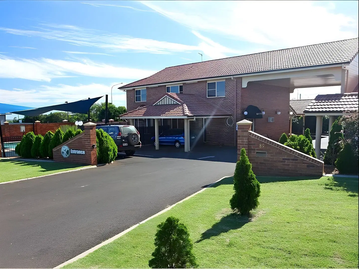 Cotswold Motor Inn EXTERIOR