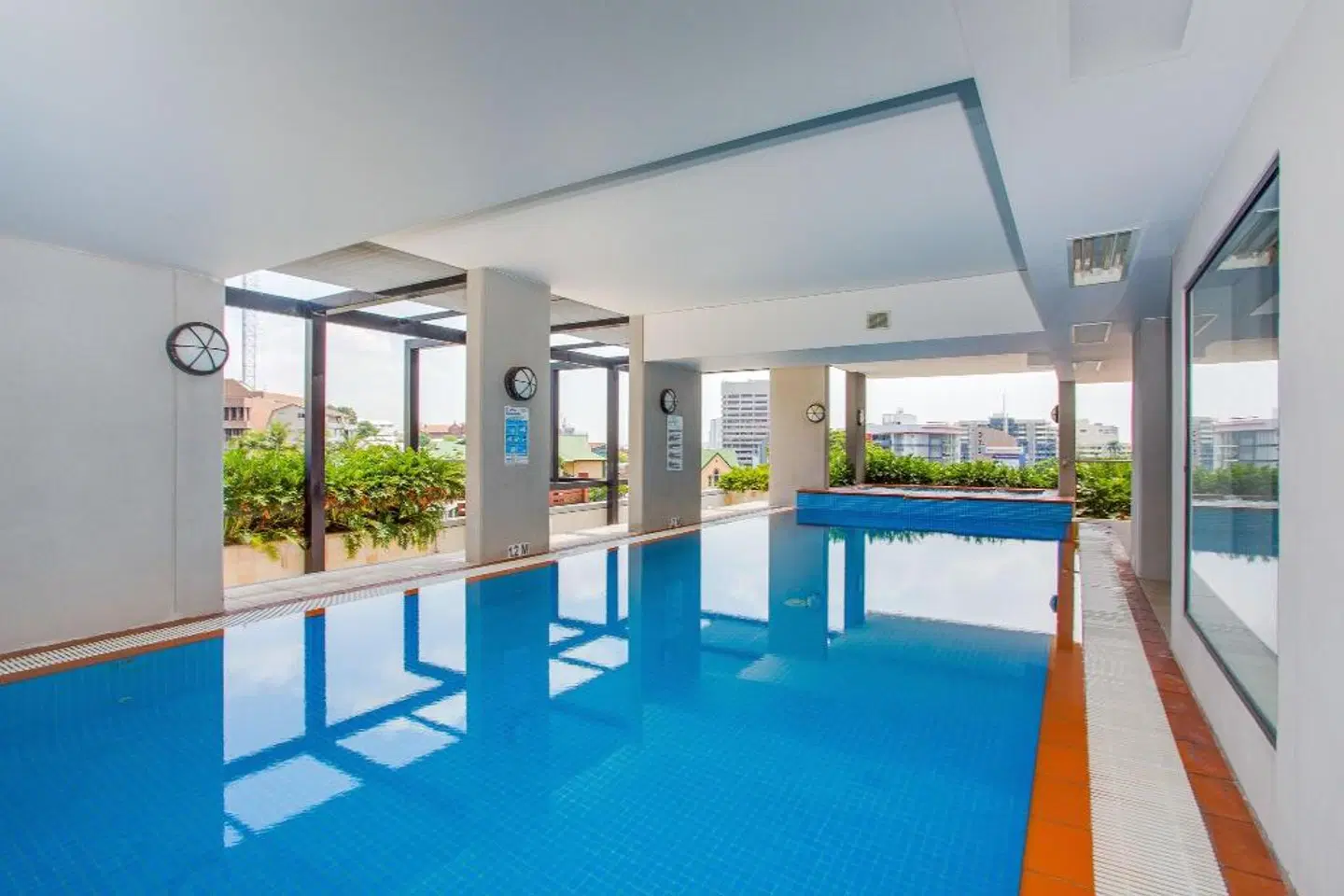 Republic Apartments Hallenbad