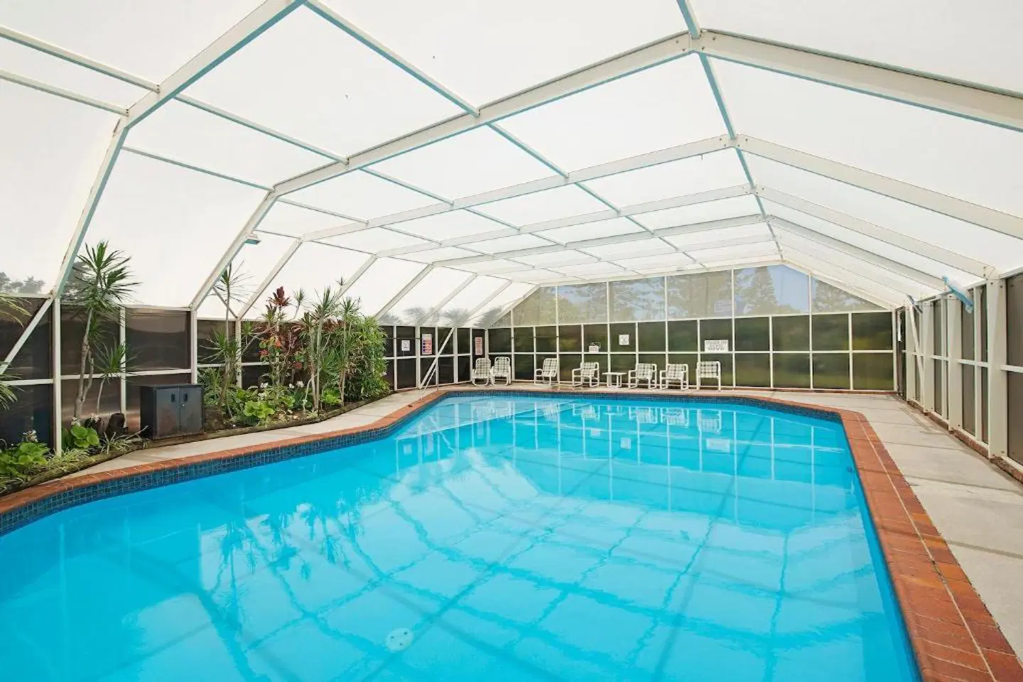 Burleigh Esplanade Apartments OUTDOOR_POOL