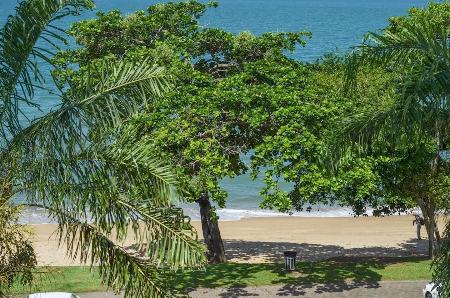 Beachfront Apartments on Trinity Beach LANDSCAPE