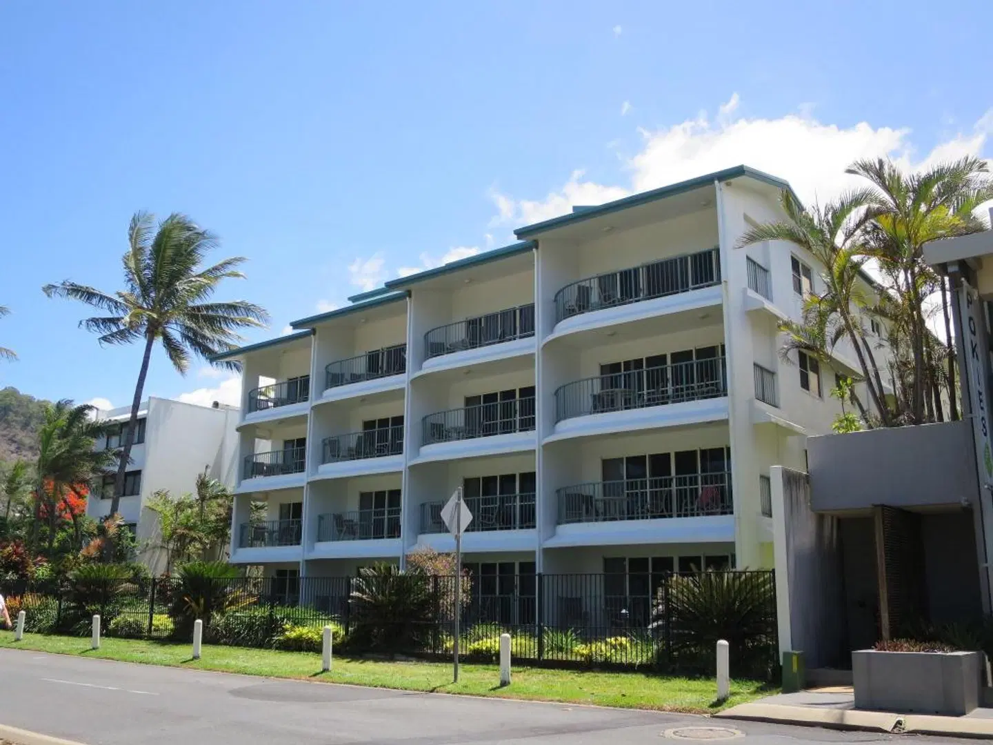 Beachfront Apartments on Trinity Beach EXTERIOR
