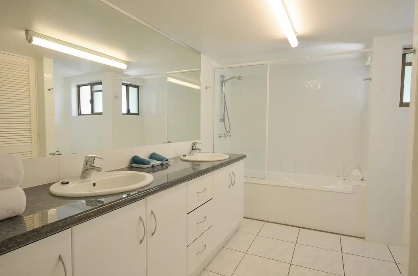 Roydon Beachfront Apartments Badezimmer