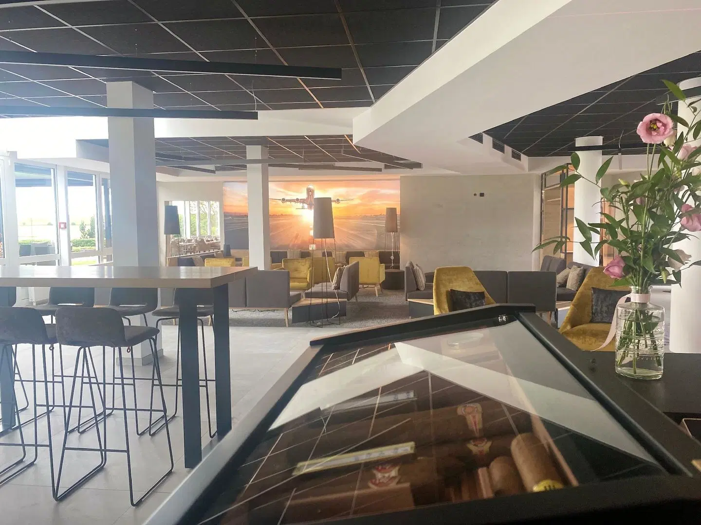 Concorde am Flugplatz Hallenbad