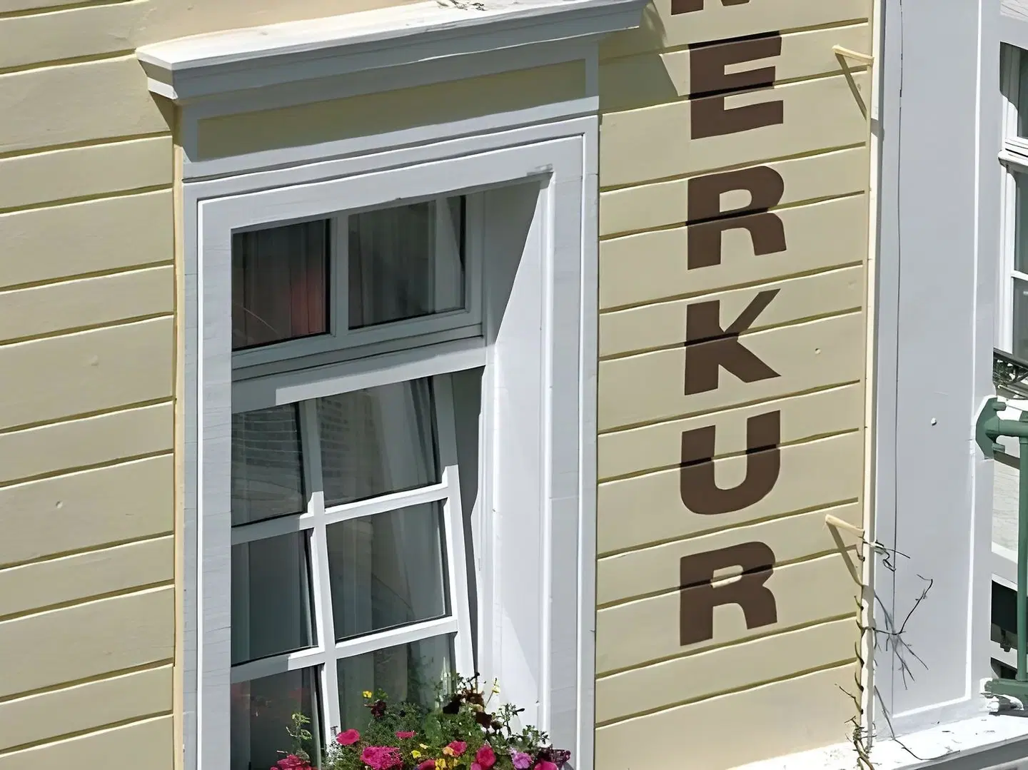 Merkur EXTERIOR