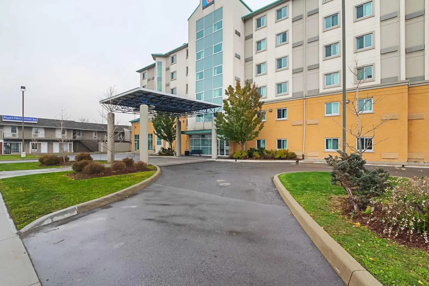 Comfort Hotel EXTERIOR