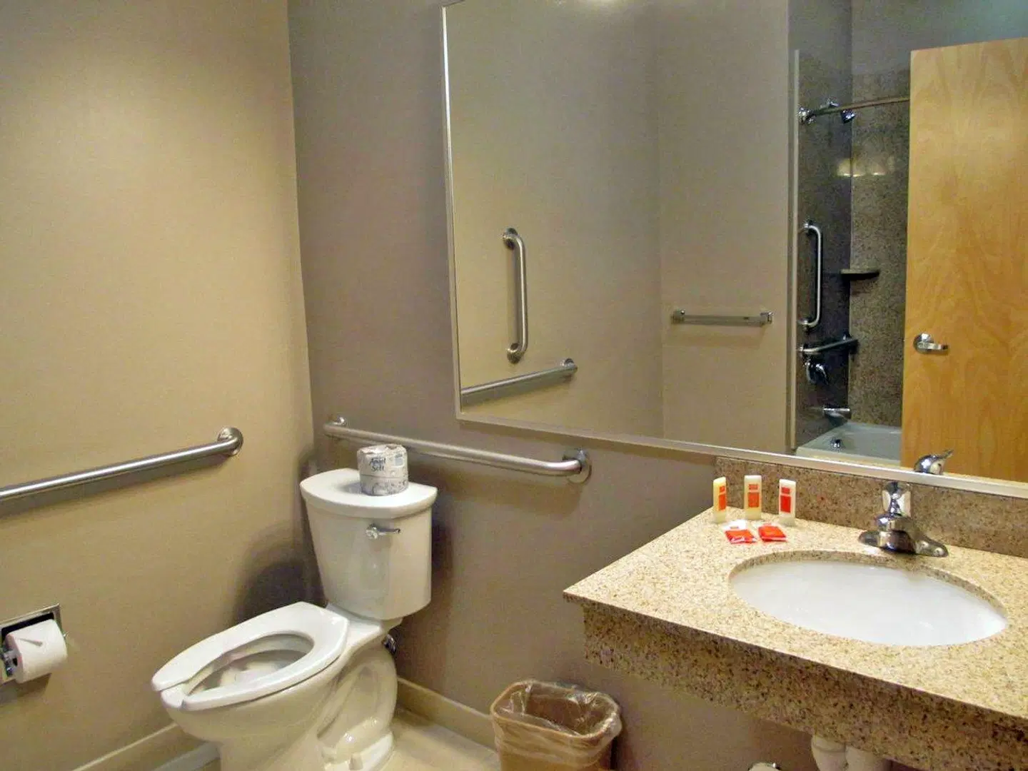 Red Carpet Inn and Suites Monmouth Junction Badezimmer