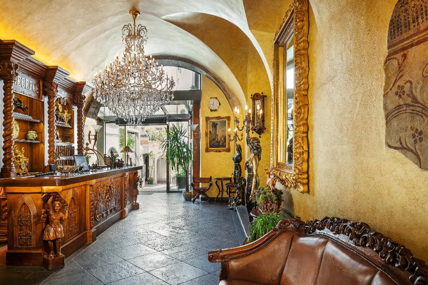 The Iron Gate Hotel & Suites LOUNGE_LOBBY