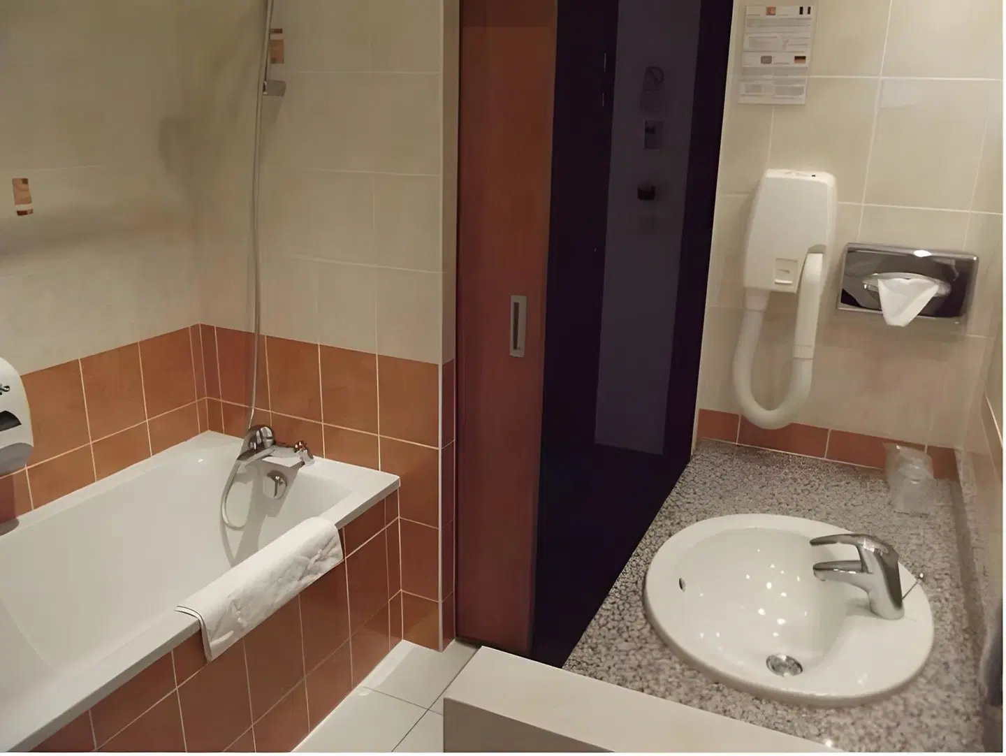 Grand Hôtel Du Nord BATHROOM