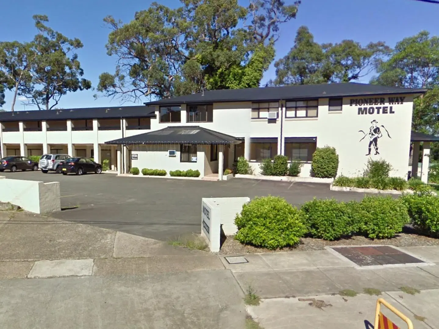 Pioneer Way Motel EXTERIOR