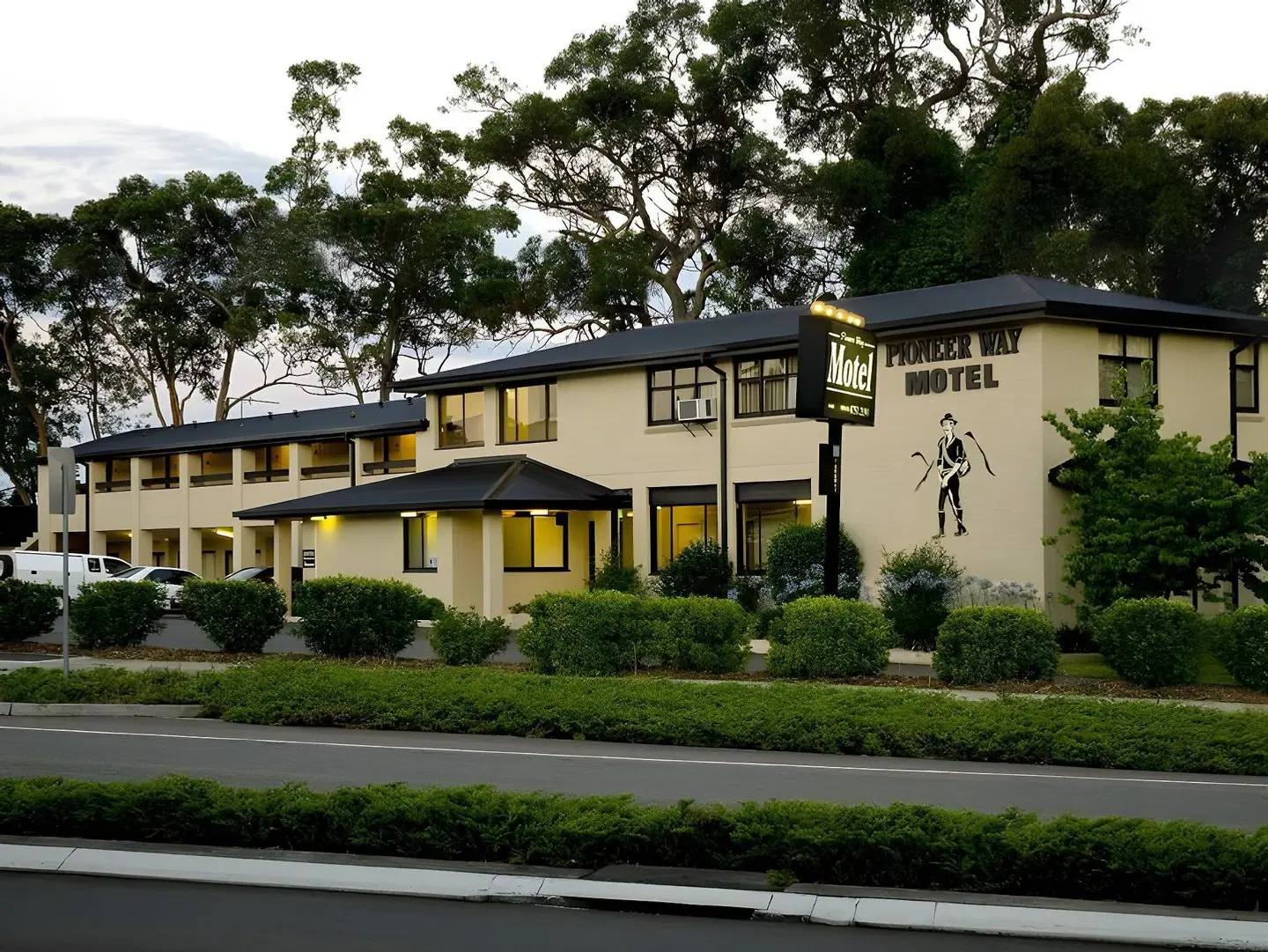 Pioneer Way Motel EXTERIOR