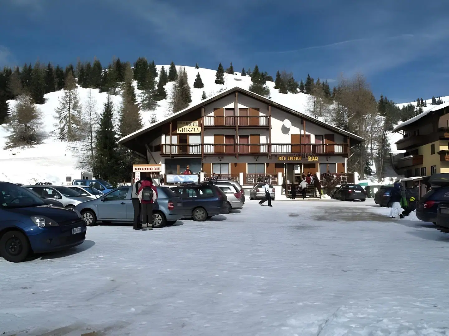 Hotel Grizzly EXTERIOR