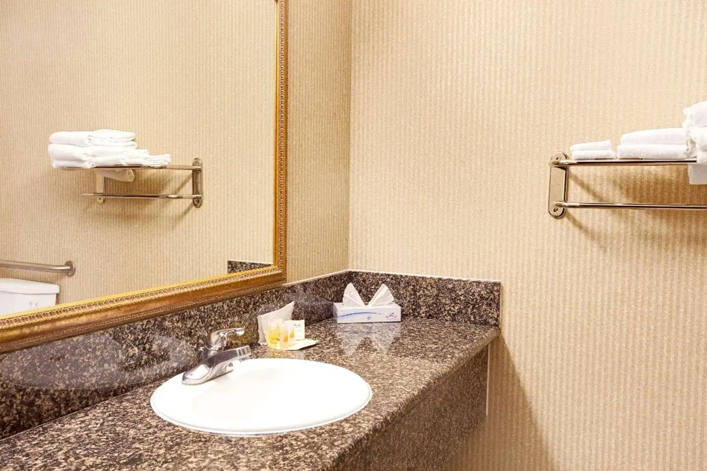 Days Inn & Suites by Wyndham Artesia Badezimmer