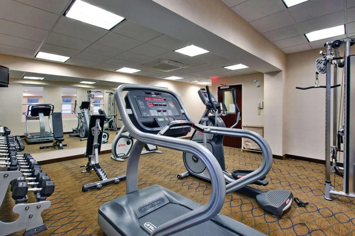 Comfort Inn & Suites SPORTS_AND_LEISURE