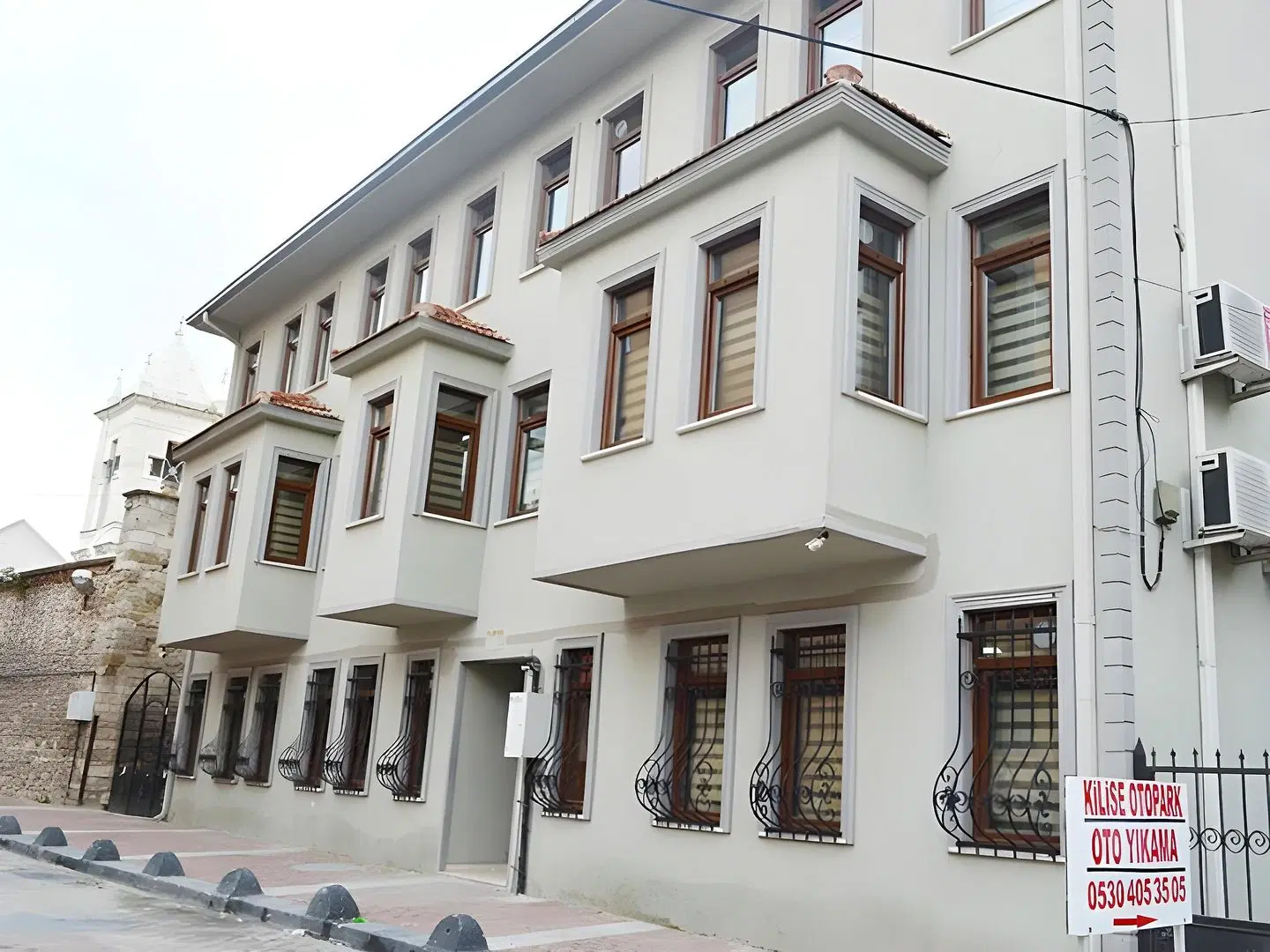 Ramparts Hotel EXTERIOR