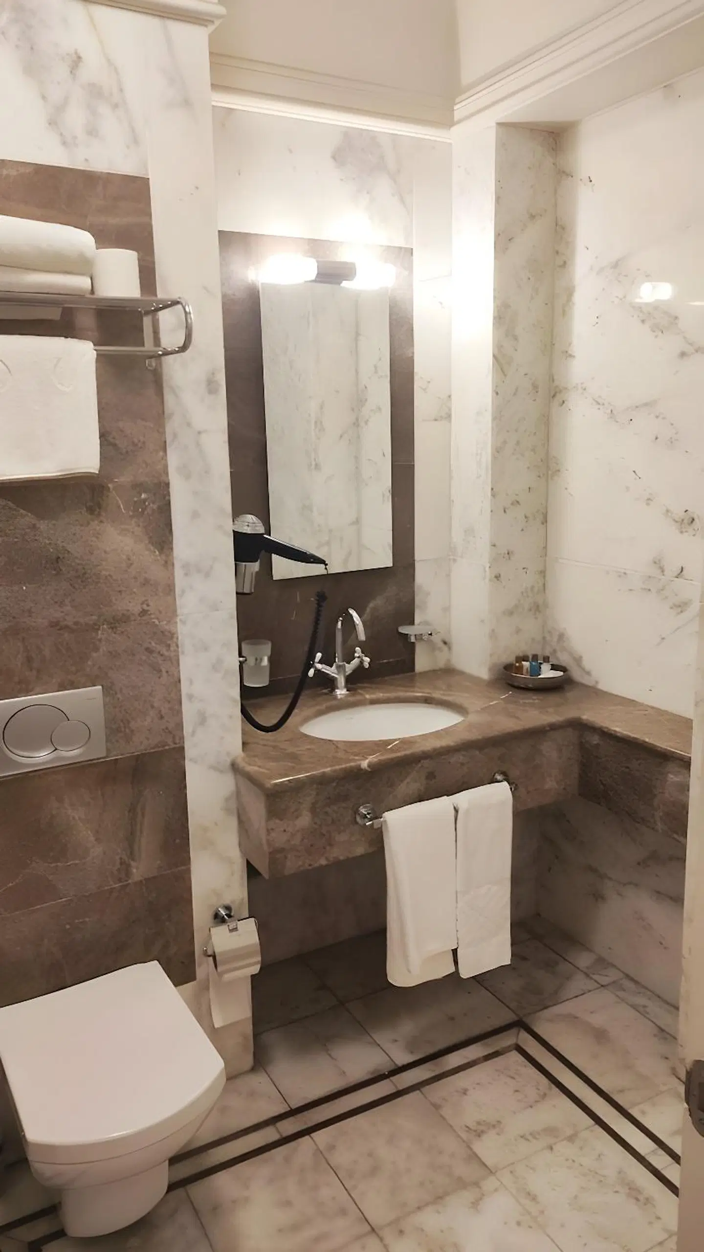 Corinne Boutique Hotel Badezimmer