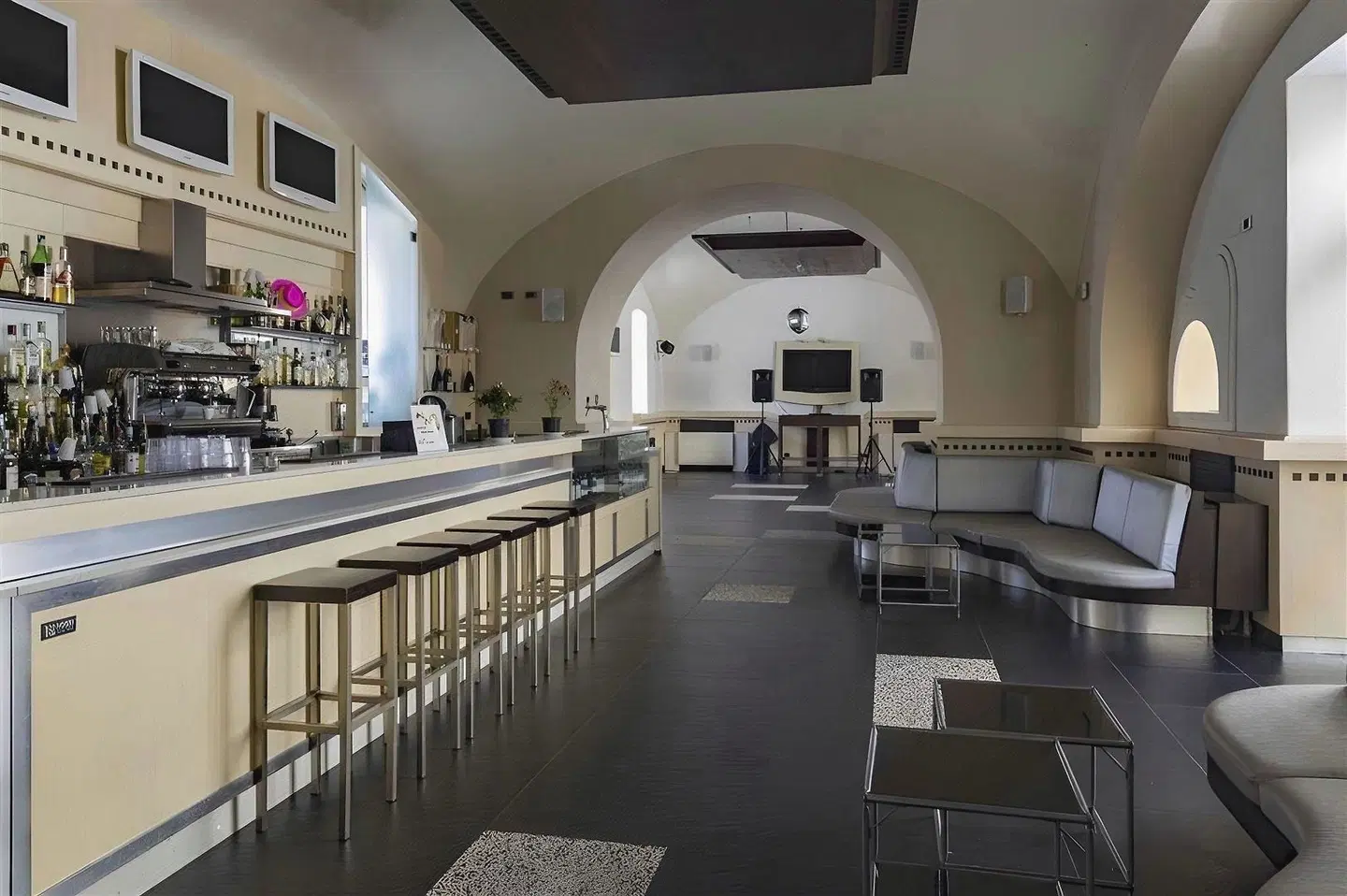 Seven Hostel & Rooms Bar