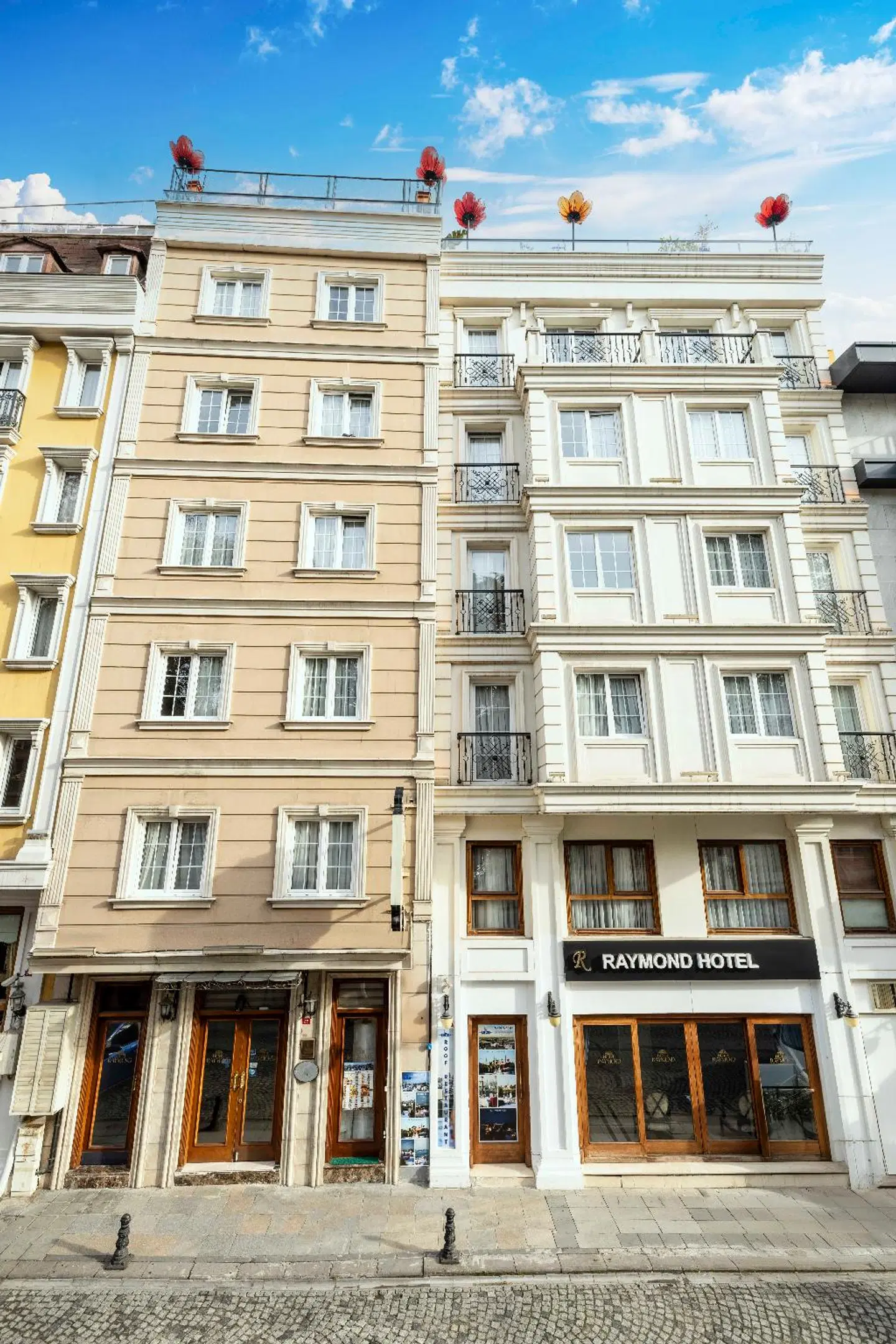 Raymond Hotel EXTERIOR