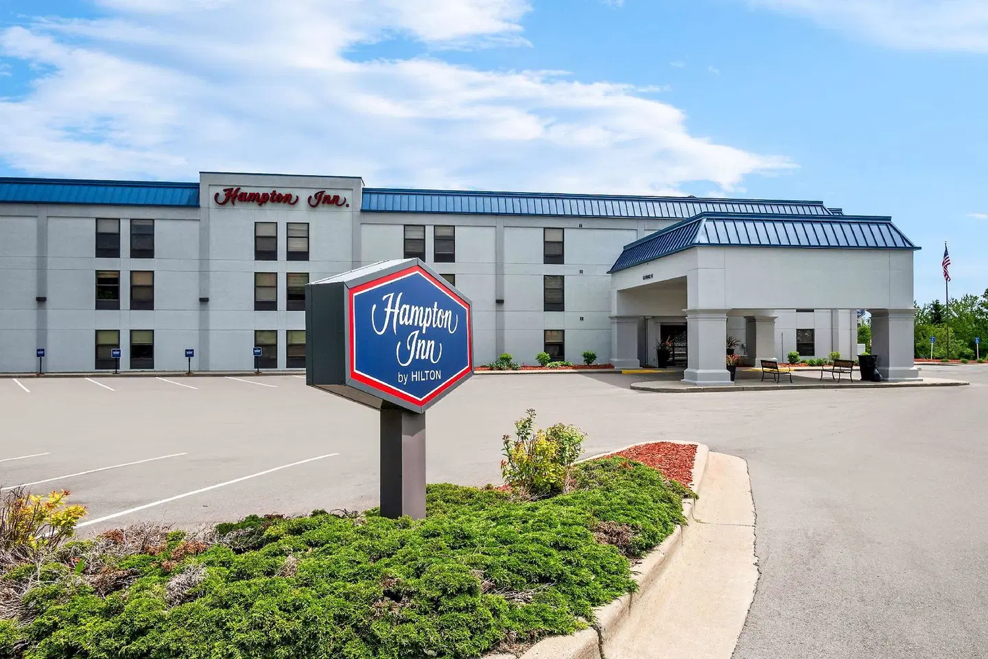 Hampton Inn Grand Rapids-North EXTERIOR