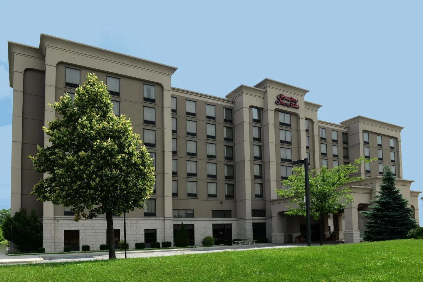 Hampton Inn & Suites by Hilton Windsor EXTERIOR
