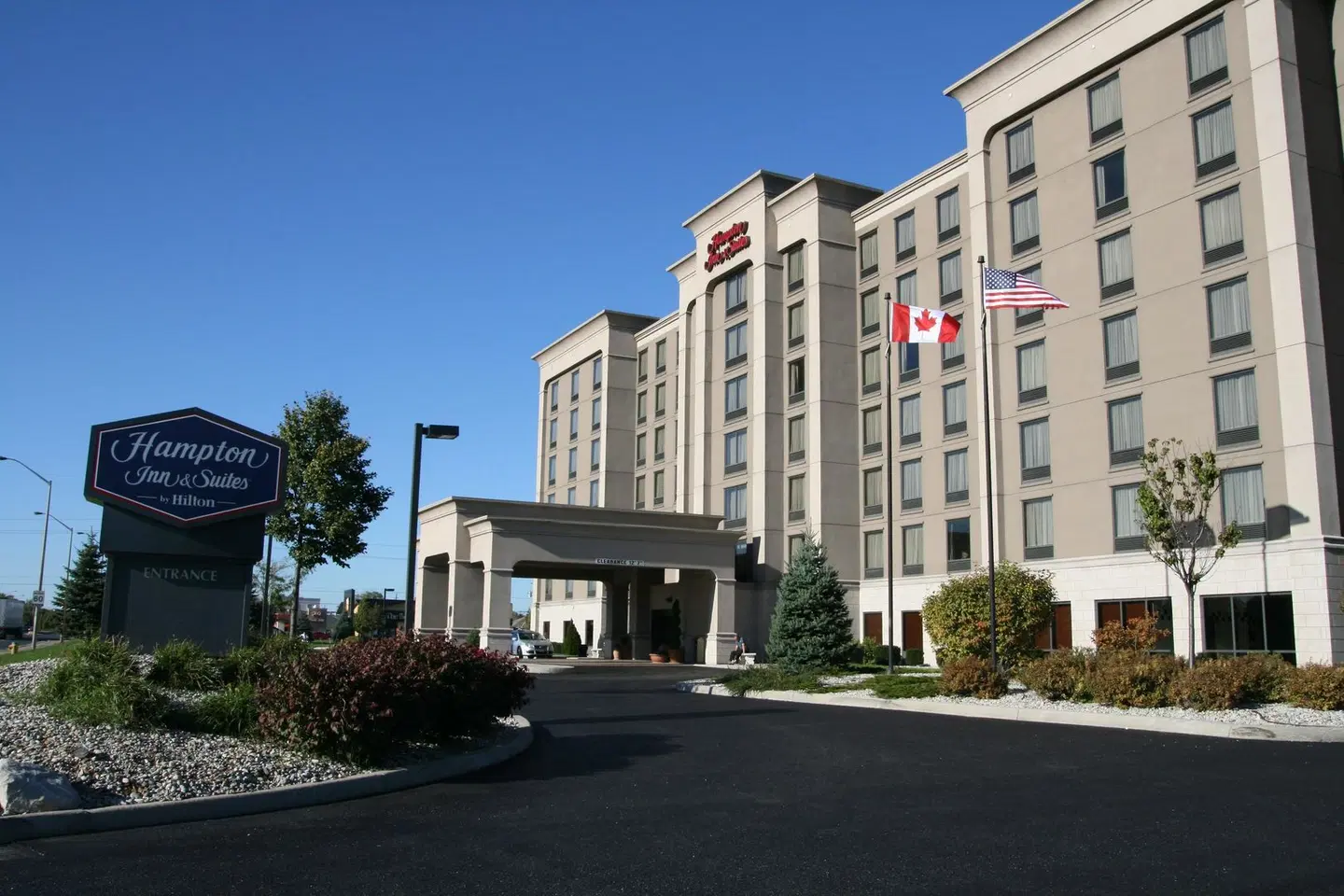 Hampton Inn & Suites by Hilton Windsor EXTERIOR