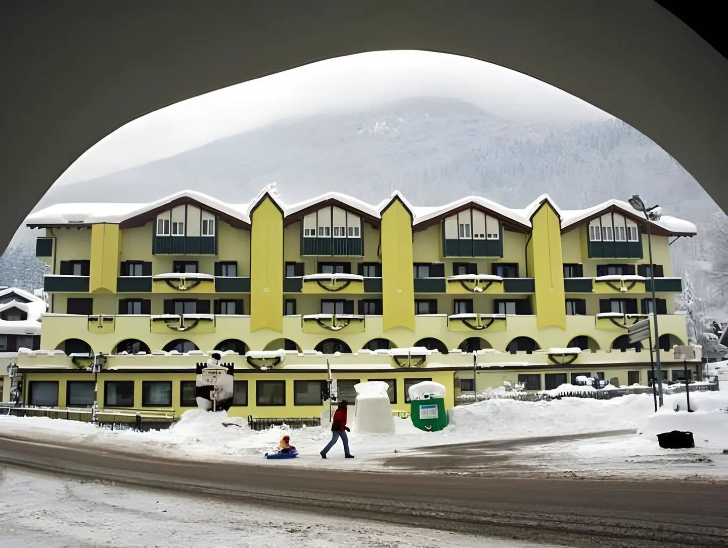 Mirabello EXTERIOR