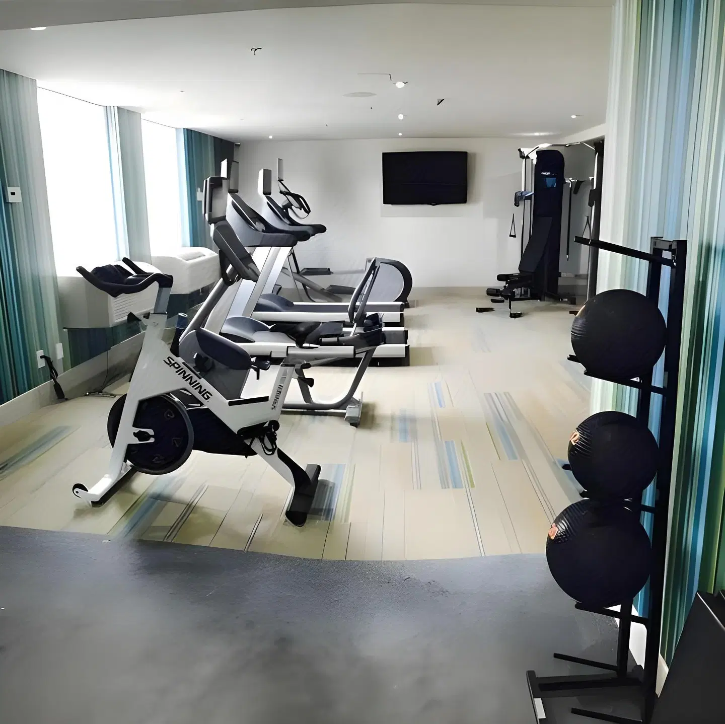 Holiday Inn Express & Suites Toronto Airport West by IHG SPORTS_AND_LEISURE