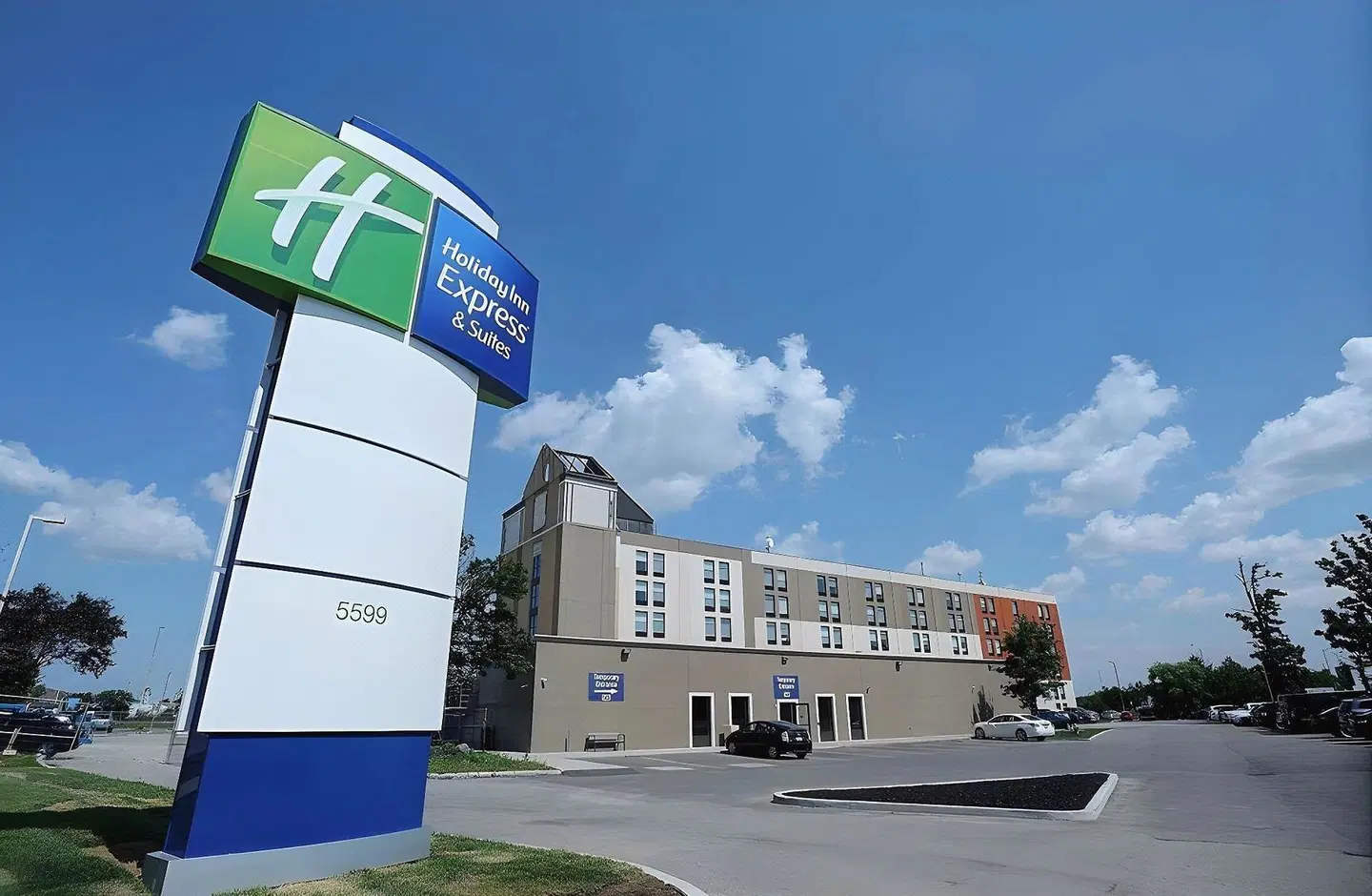 Holiday Inn Express & Suites Toronto Airport West by IHG EXTERIOR