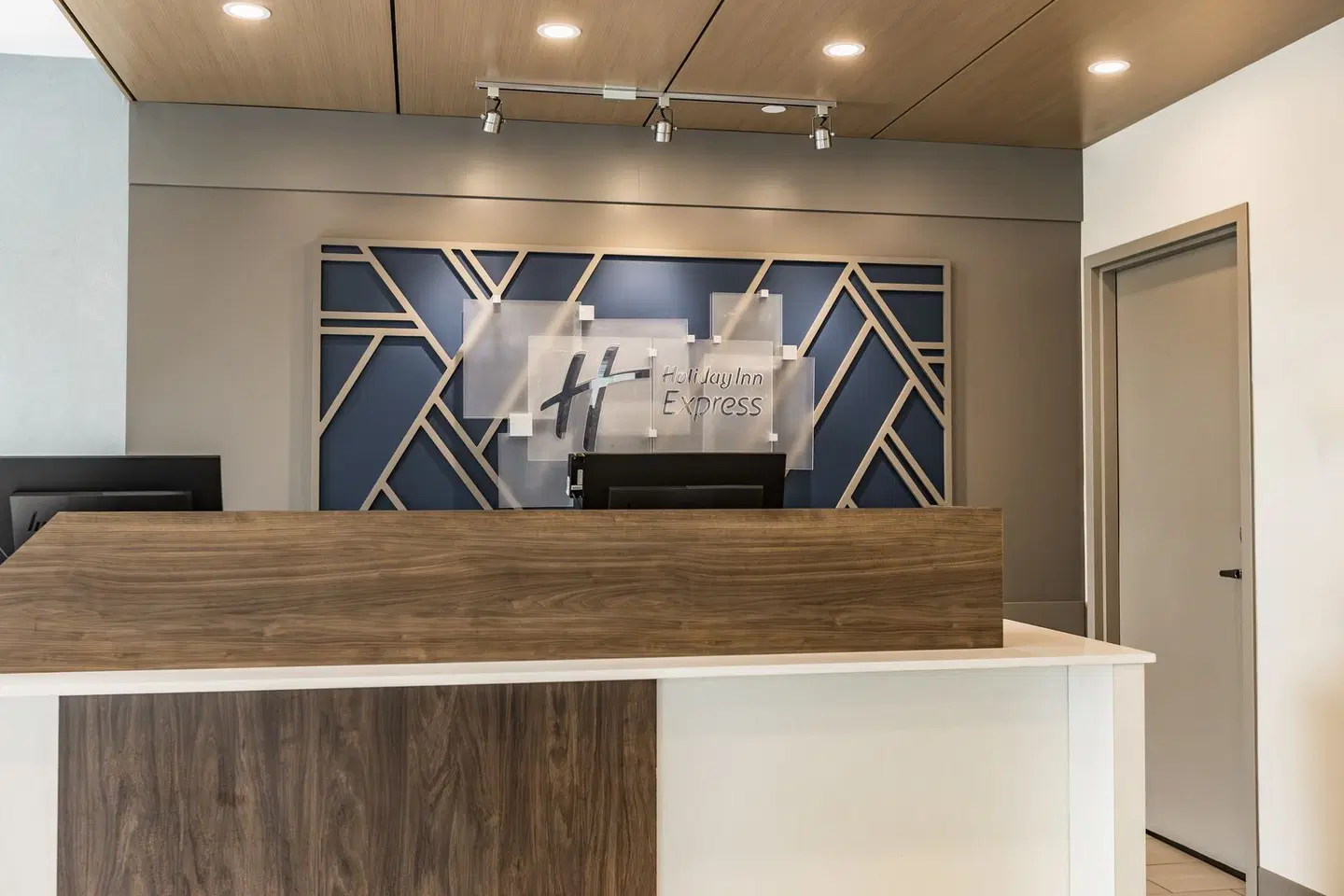 Holiday Inn Express Toronto North York by IHG LOUNGE_LOBBY