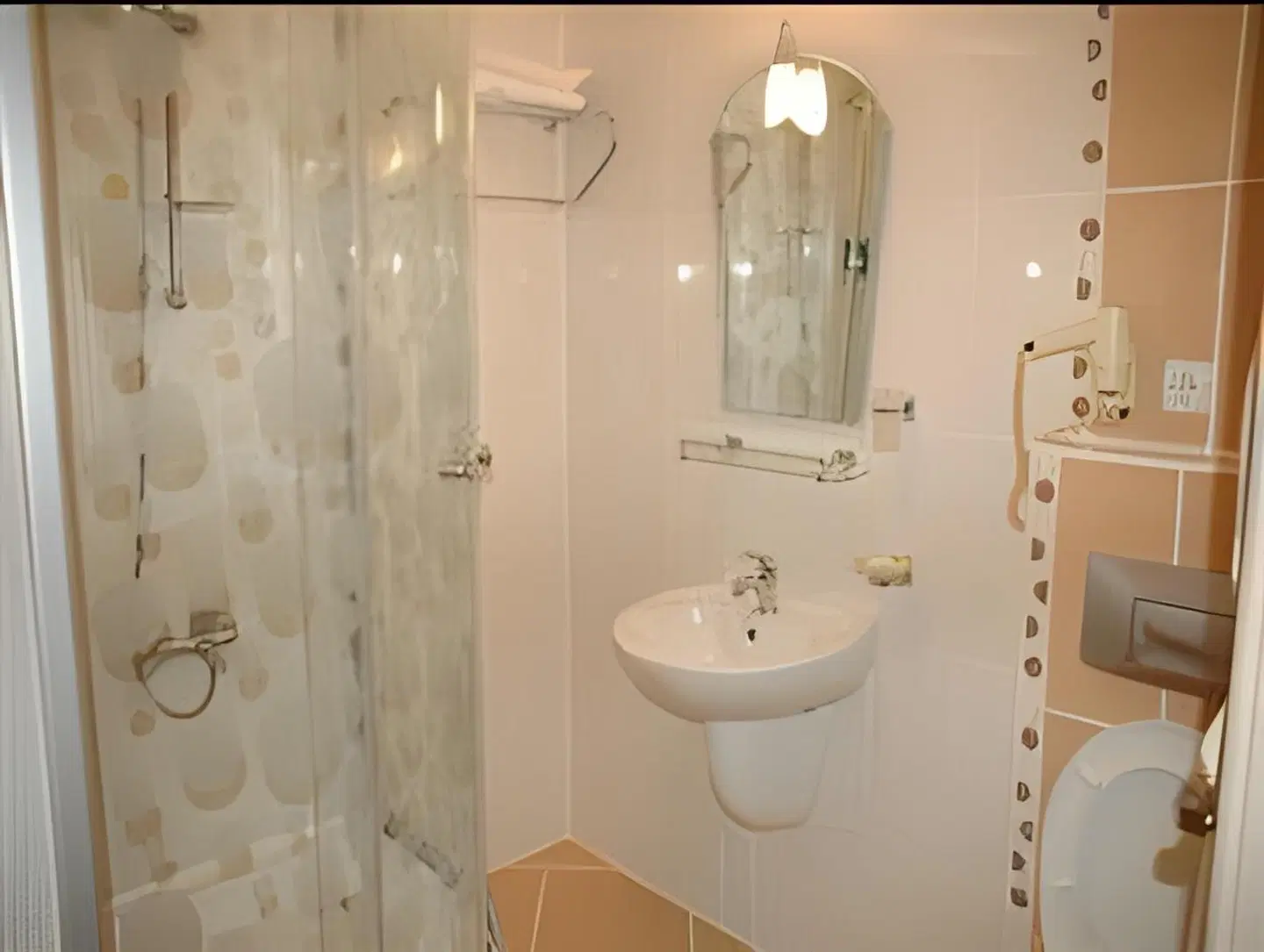 Hermanos Hotel Badezimmer