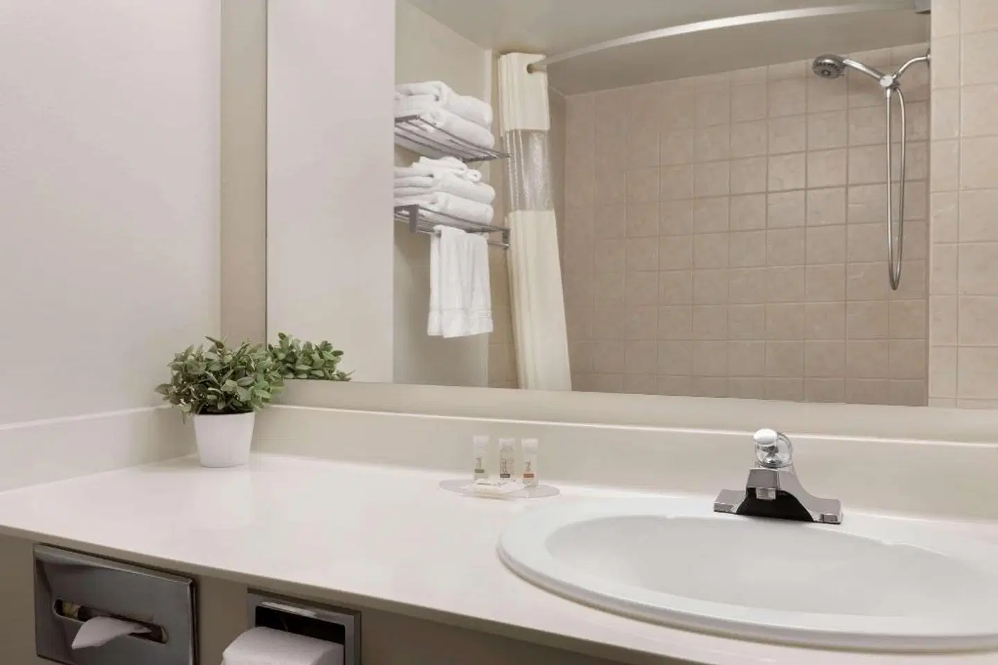 Days Inn by Wyndham Ottawa Airport Badezimmer