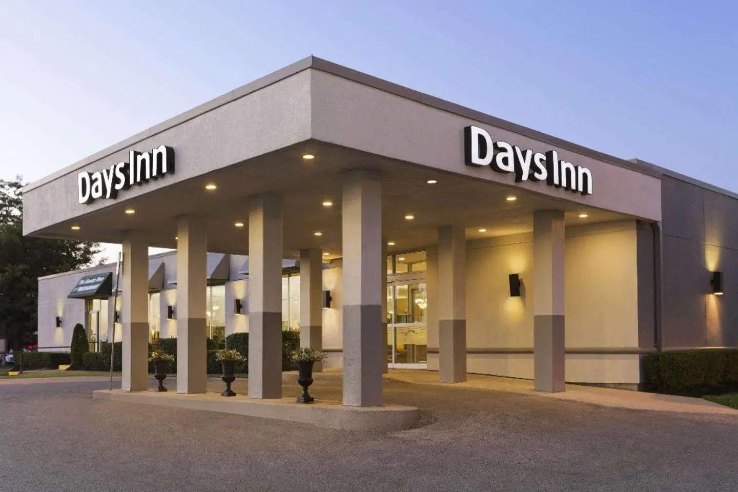 Days Inn by Wyndham London EXTERIOR