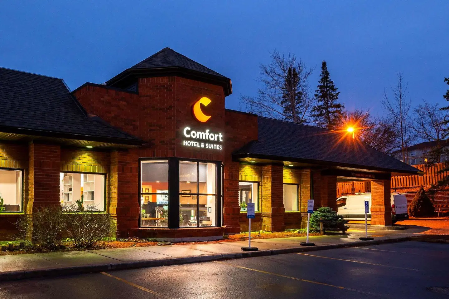 Comfort Hotel & Suites EXTERIOR