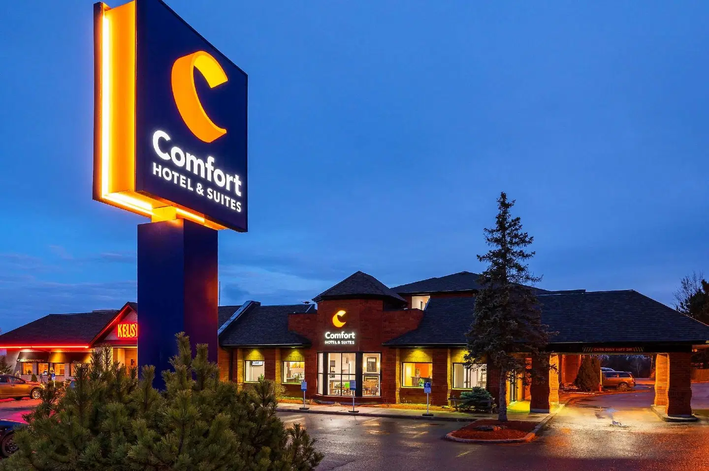 Comfort Hotel & Suites EXTERIOR