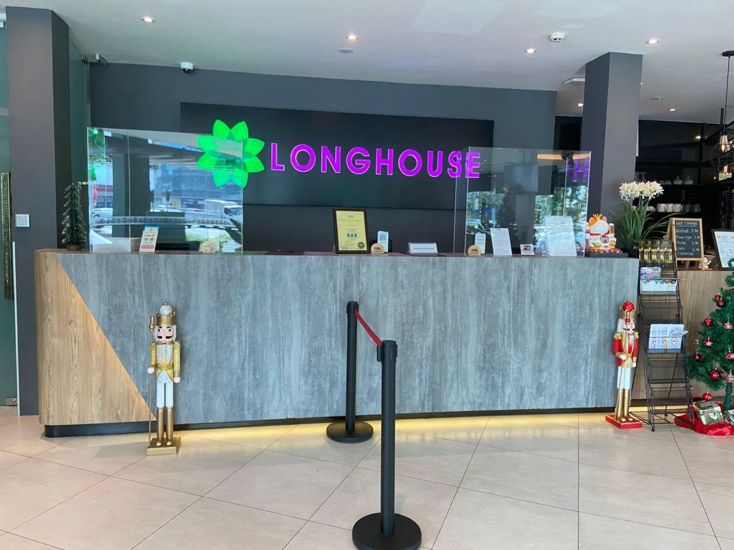 Hotel Longhouse BAR