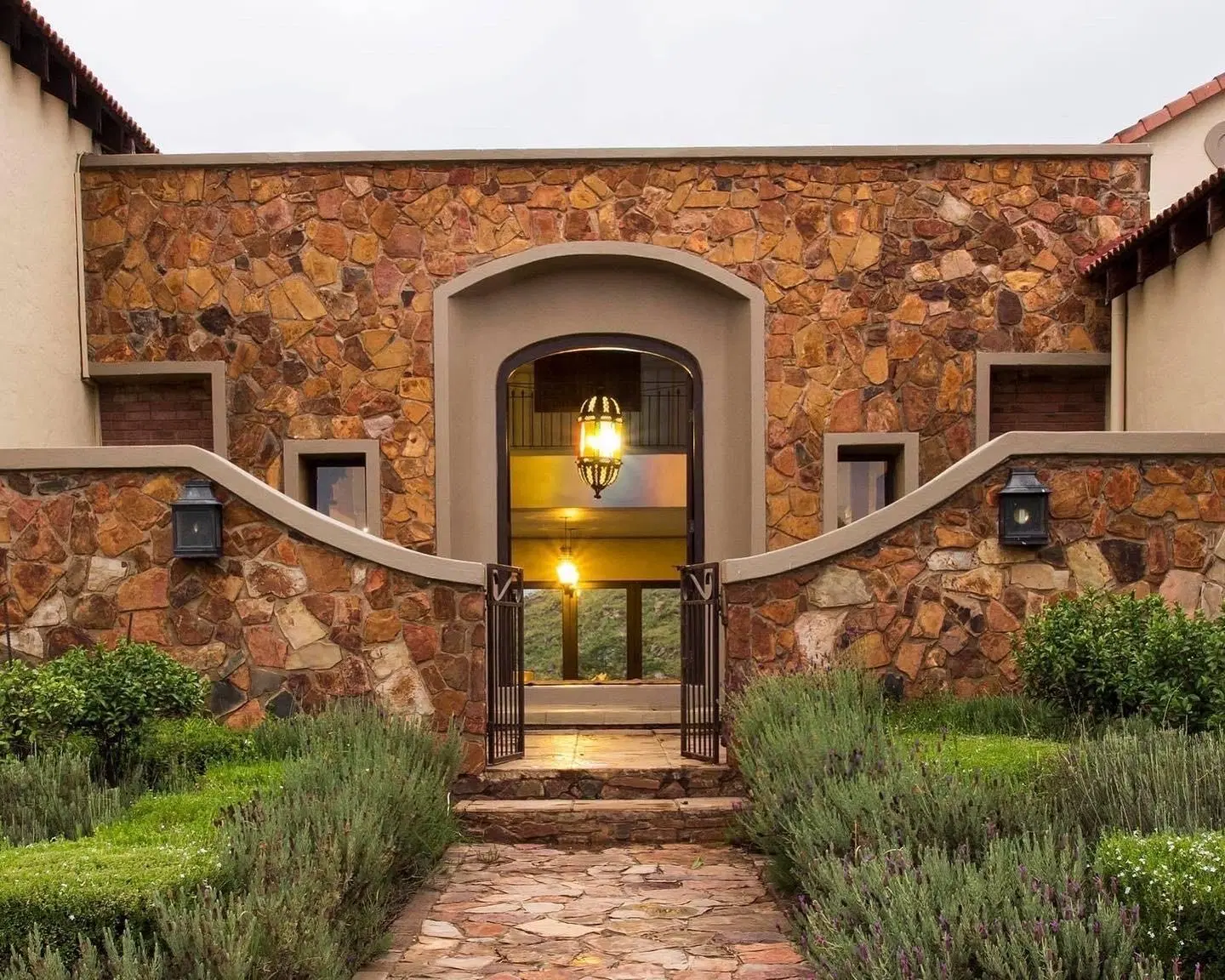 Mount High Luxury Country Lodge EXTERIOR