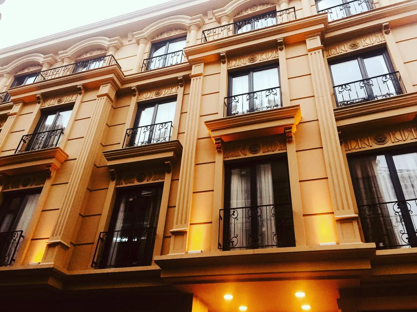 Deluxe Newport Hotel EXTERIOR
