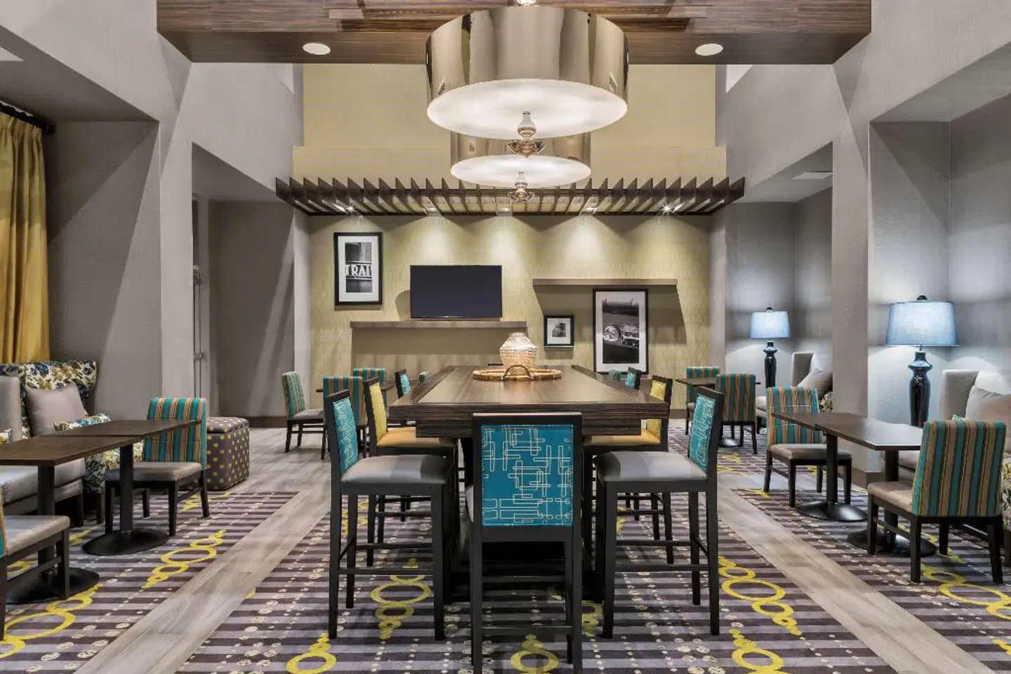Hampton Inn & Suites Los Angeles/Hollywood Bar