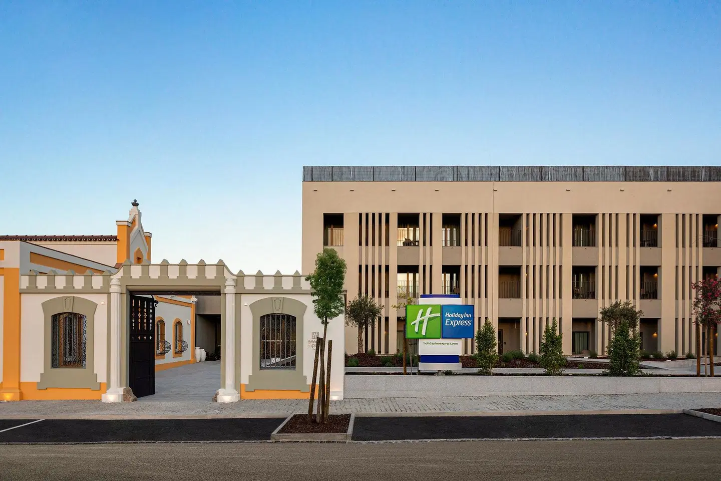 Holiday Inn Express Evora, an IHG Hotel EXTERIOR